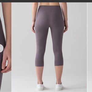 Lululemon free to flow crop in magnum and white size 2 like new condition